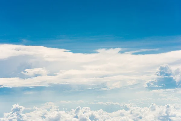 Σύννεφα με φόντο τον γαλάζιο ουρανό — Φωτογραφία Αρχείου