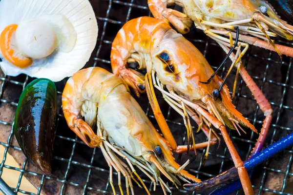 Grillade räkor på nära håll i brand — Stockfoto