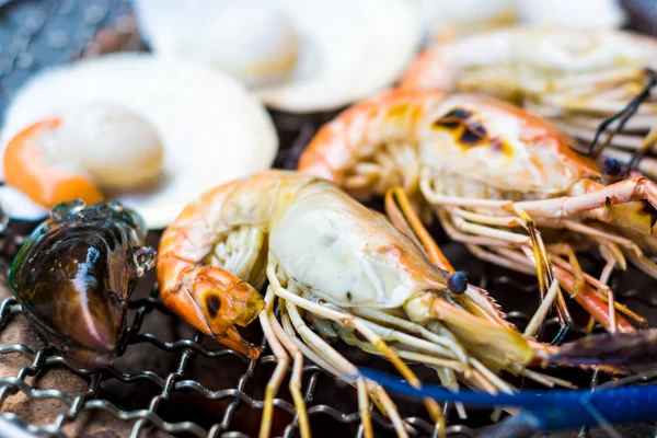 Gegrillte Meeresfrüchte Und Garnelen Auf Dem Flammenden Grill — Stockfoto