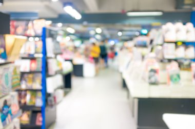 İnsanlar bir kitap bulanık arka plan bookshelf deposunun okumak