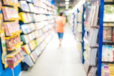 İnsanlar bir kitap bulanık arka plan okumak