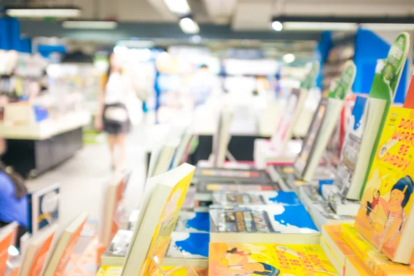 Pessoas Lêem Livro Desfocado Fundo Livraria — Fotografia de Stock