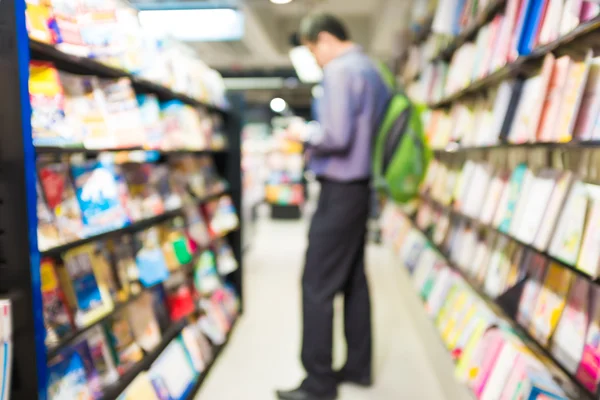 İnsanlar bir kitap bulanık arka plan bookshelf deposunun okumak