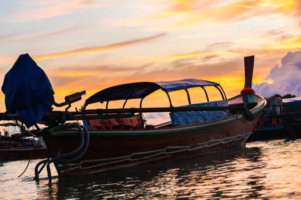 Tradiční Thajské Čluny Západ Slunce Pláži Silueta Rybáře Loď — Stock fotografie