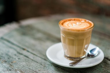 Latte sanat masada kahve fincan