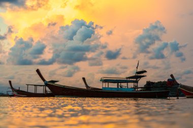 sunset beach, geleneksel Tay tekneler. 