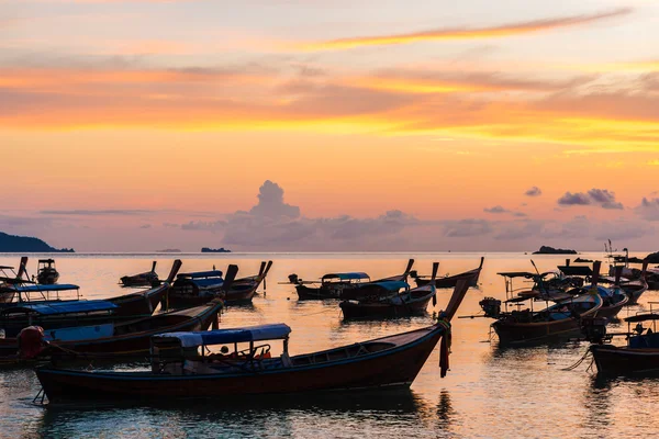 Tradiční thajské čluny na pláži při západu slunce. — Stock fotografie