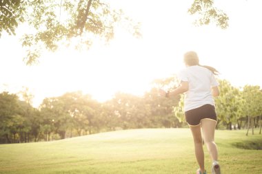 Genç fitness Asyalı kadın Green'de çalışan çim central park