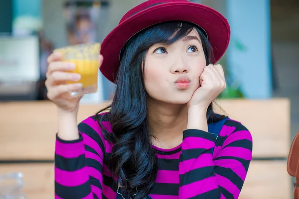 亚洲美丽少妇在咖啡馆里喝新鲜的橙汁 — 图库照片