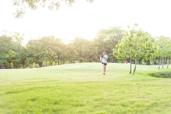 Jonge Fitness Aziatische Vrouw Draait Groen Gras Central Park — Stockfoto