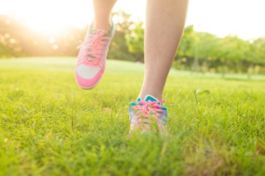 Çimenlerin üzerinde çalışan jogger bacaklar görünümünü 