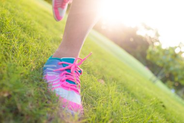 Çimenlerin üzerinde çalışan jogger bacaklar görünümünü 