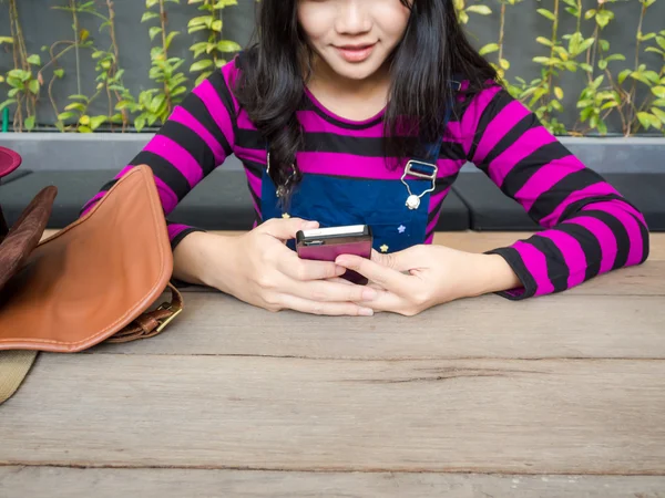 모바일 스마트 휴대 전화를 사용 하 여 웃는 아시아 여자. — 스톡 사진