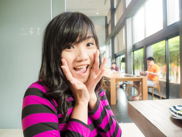 Les jeunes femmes asiatiques souriantes assis dans un café — Photo