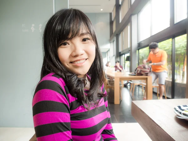 Menina asiática bonita sentada na loja de café de arte — Fotografia de Stock