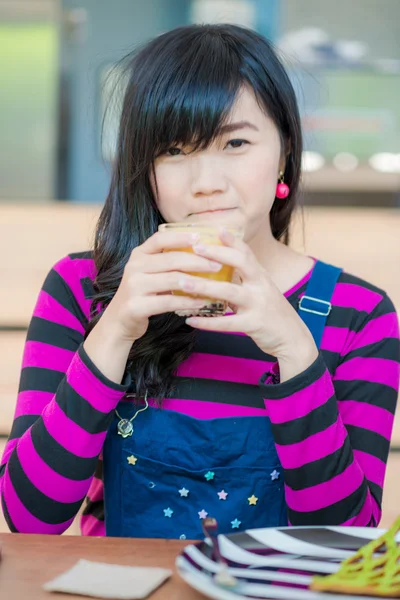 Giovane asiatica bella donna bere succo d'arancia fresco — Foto Stock