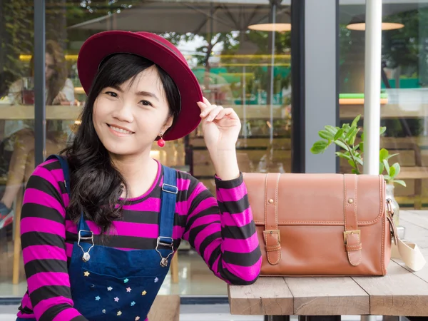 Asyalı kadınlar kafede oturan gülümseyen genç