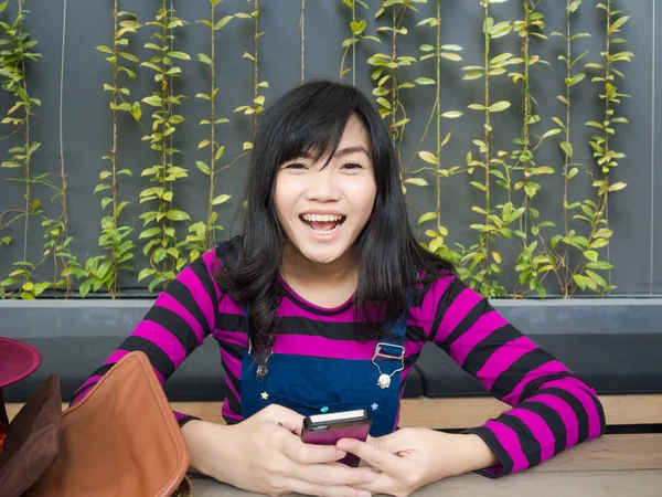 Telephonephone를 사용 하 여 카페에서 젊은 아시아 여자 — 스톡 사진