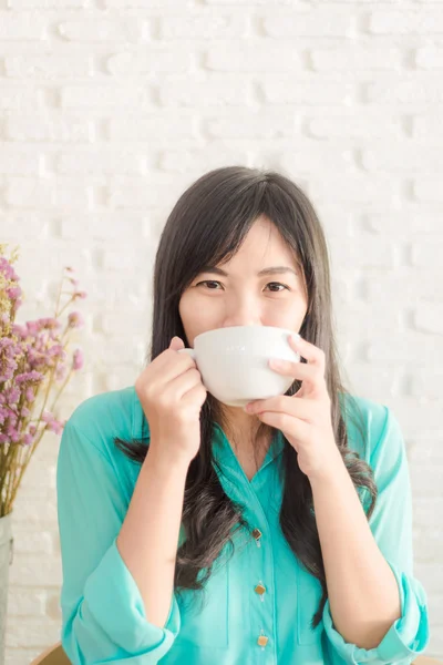 커피와 함께 아름 다운 섹시 한 아시아 여자 — 스톡 사진