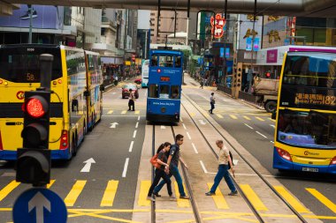 Hong Kong - 25 Ekim 2015: Hk. Hong Kong tramvay street Tramvayda Çift katlı bir tramvay sistemine Hong Kong, üzerinde % 90 günlük yolcuları toplu taşıma kullanın..