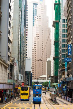 Hong Kong - 25 Ekim 2015: Hk. Hong Kong tramvay street Tramvayda Çift katlı bir tramvay sistemine Hong Kong, üzerinde % 90 günlük yolcuları toplu taşıma kullanın..