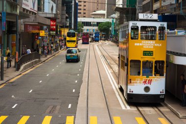 Hong Kong - 25 Ekim 2015: Hk. Hong Kong tramvay street Tramvayda Çift katlı bir tramvay sistemine Hong Kong, üzerinde % 90 günlük yolcuları toplu taşıma kullanın..