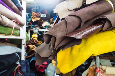 Renkli hakiki inek deri dükkanı malzeme raf 