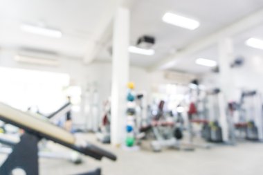 Bulanık insanlar modern fitness merkezinde koşu bandı üzerinde çalışan