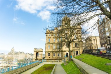 Bina şehir merkezindeki tarihi Royal Mile