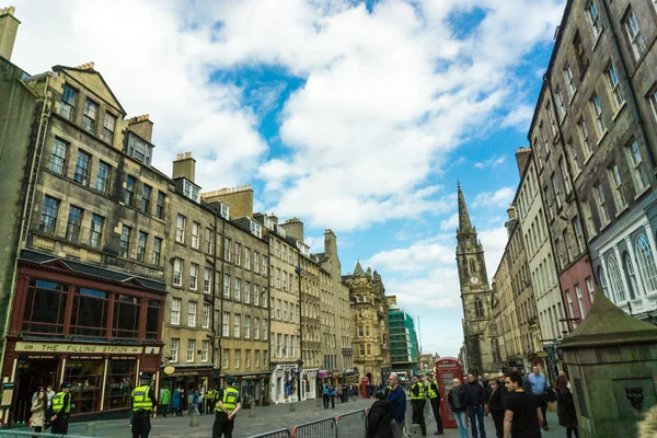 Edinburgh Scotland March People Royal Mile Succession Streets Which Form — Stock Photo, Image