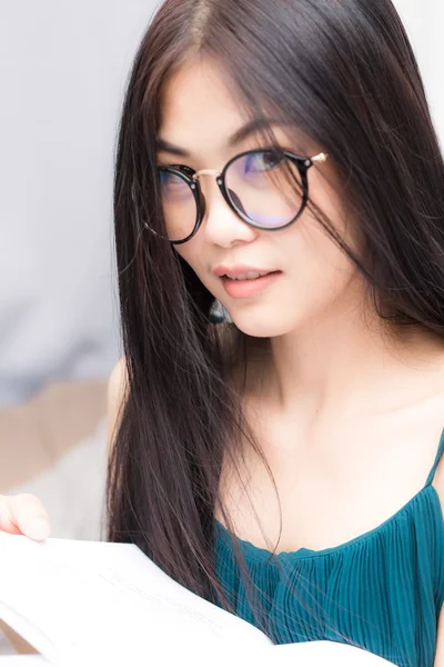 Nerd Asiatisk Flicka Sitter Sängen Medan Läsebok Ett Vardagsrum Studentlivet — Stockfoto