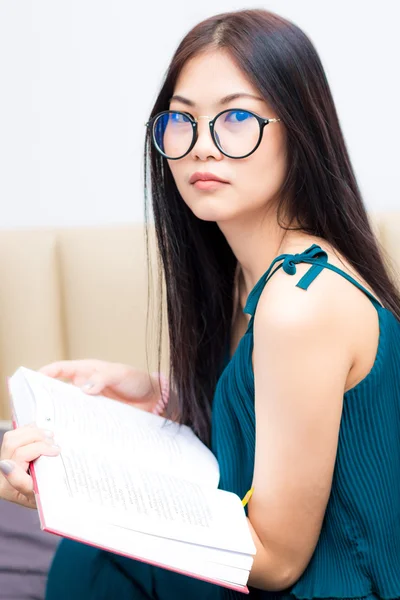 Nerd Asiatisk Flicka Sitter Sängen Medan Läsebok Ett Vardagsrum Studentlivet — Stockfoto