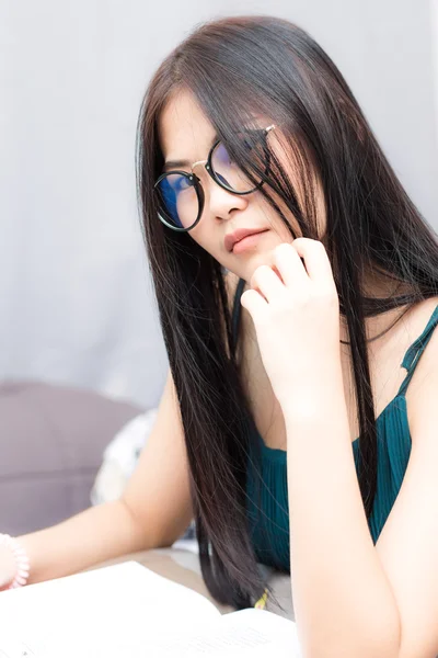 괴상 한 아시아 여자 생활으로 서 독서 하는 동안 침대에 앉아 — 스톡 사진