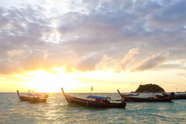 Renkli şafak teknesi ile denize. Doğa kompozisyon.