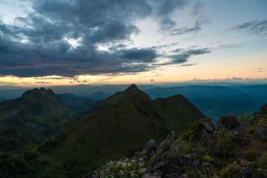 Siluet günbatımı alt Alp Dağı'nda