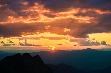 Günbatımı yüksek alt Alp Dağı'nda