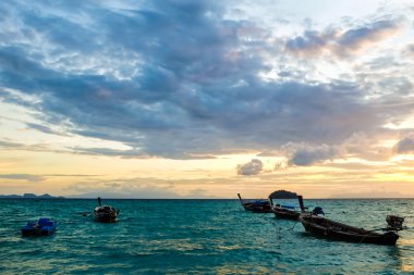 Balıkçılık Tekne ile okyanus güneş doğarken 