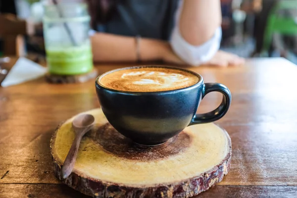 Taza de café con leche en la mesa de madera — Foto de Stock