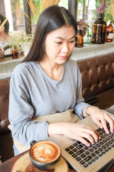 Mujeres Negocios Asian Utilizando Ordenador Portátil Cafetería Con Taza Café — Foto de Stock