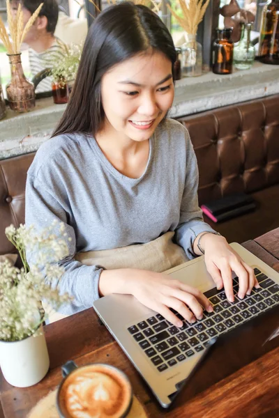 Mujeres de negocios ASian utilizando el ordenador portátil en la cafetería — Foto de Stock