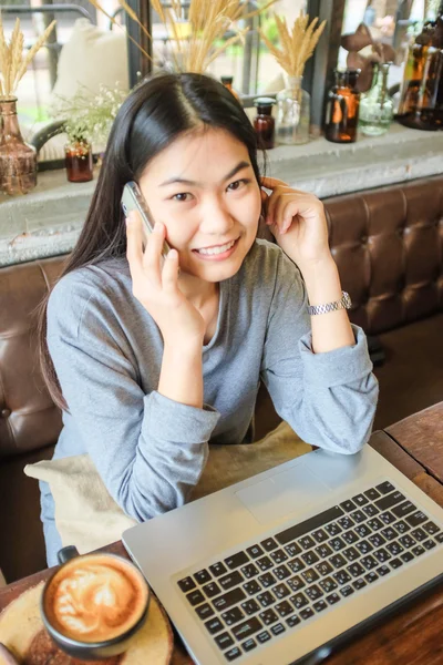 Joven asiático mujer en café beber café y hablando en la mafia — Foto de Stock