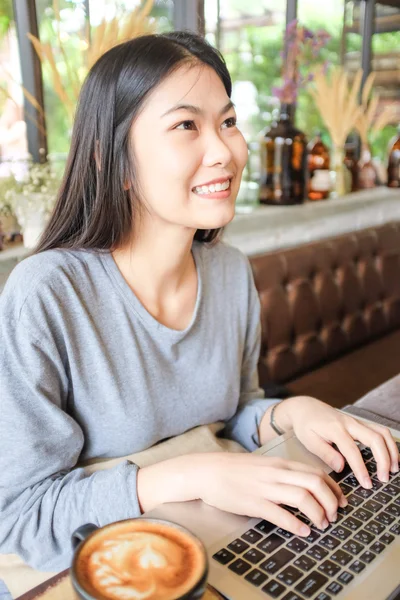 Mujeres Negocios Asian Utilizando Ordenador Portátil Cafetería Con Taza Café — Foto de Stock