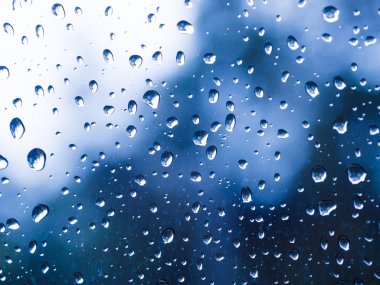 Su damlaları mavi zemin üzerine kapatın