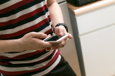 Evde cep telefonu kullanan bir adama yaklaş.