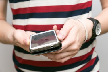 Evde cep telefonu kullanan bir adama yaklaş.