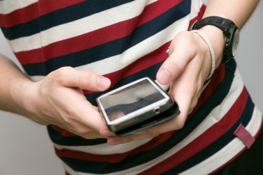 Evde cep telefonu kullanan bir adama yaklaş.