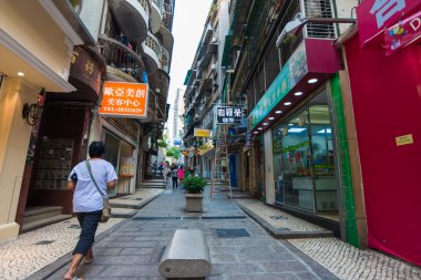 MACAU, Çin - 22 Ekim 2015 'te Macau' daki ünlü hediyelik eşya caddesini ziyaret edenler. Çinli turistler şu anda Macau turizm sektörünün ana kaynağı konumundalar..