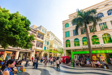MACAU, Çin - 22 Ekim 2015 'te Macau' daki ünlü hediyelik eşya caddesini ziyaret edenler. Çinli turistler şu anda Macau turizm sektörünün ana kaynağı konumundalar..