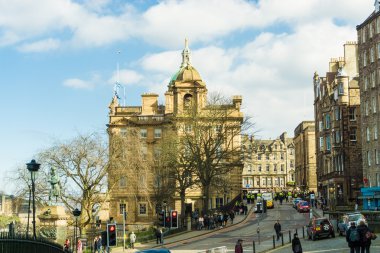 Edinburgh İskoçya 20 Mart: Royal Mile insanlar olduğunu 20 Mart 2016 yılında İskoçya Edinburgh şehir eski şehrin ana cadde oluşturan sokaklar arka arkaya