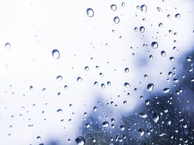 Mavi arkaplan yağmurunda su damlalarını kapat